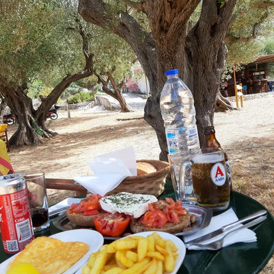 Mittagessen im Schatten der Olivenbäume