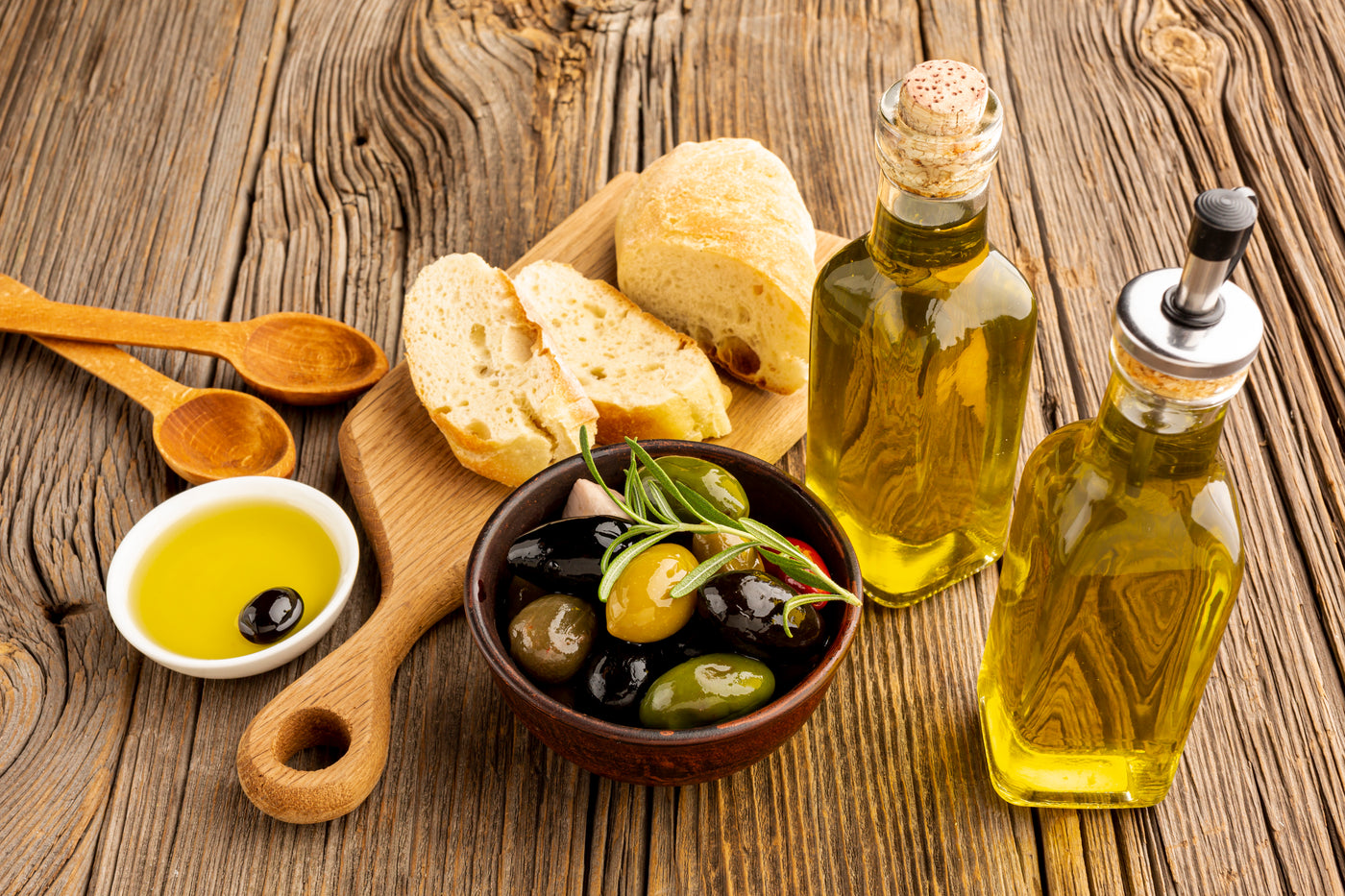 Olivenöle mit Brot und Oliven