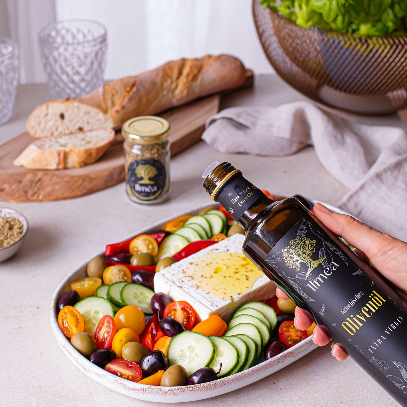 Frisches Griechisches Olivenöl für Salat