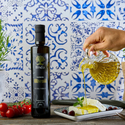 ILMEA_Olivenoel_Flasche_500ml_Griechisches Olivenöl Schweiz kaufen, kalt gepresst und extra nativ, Olivenöl Geschenk schöne Olivenöl Farbe über Fetakäse