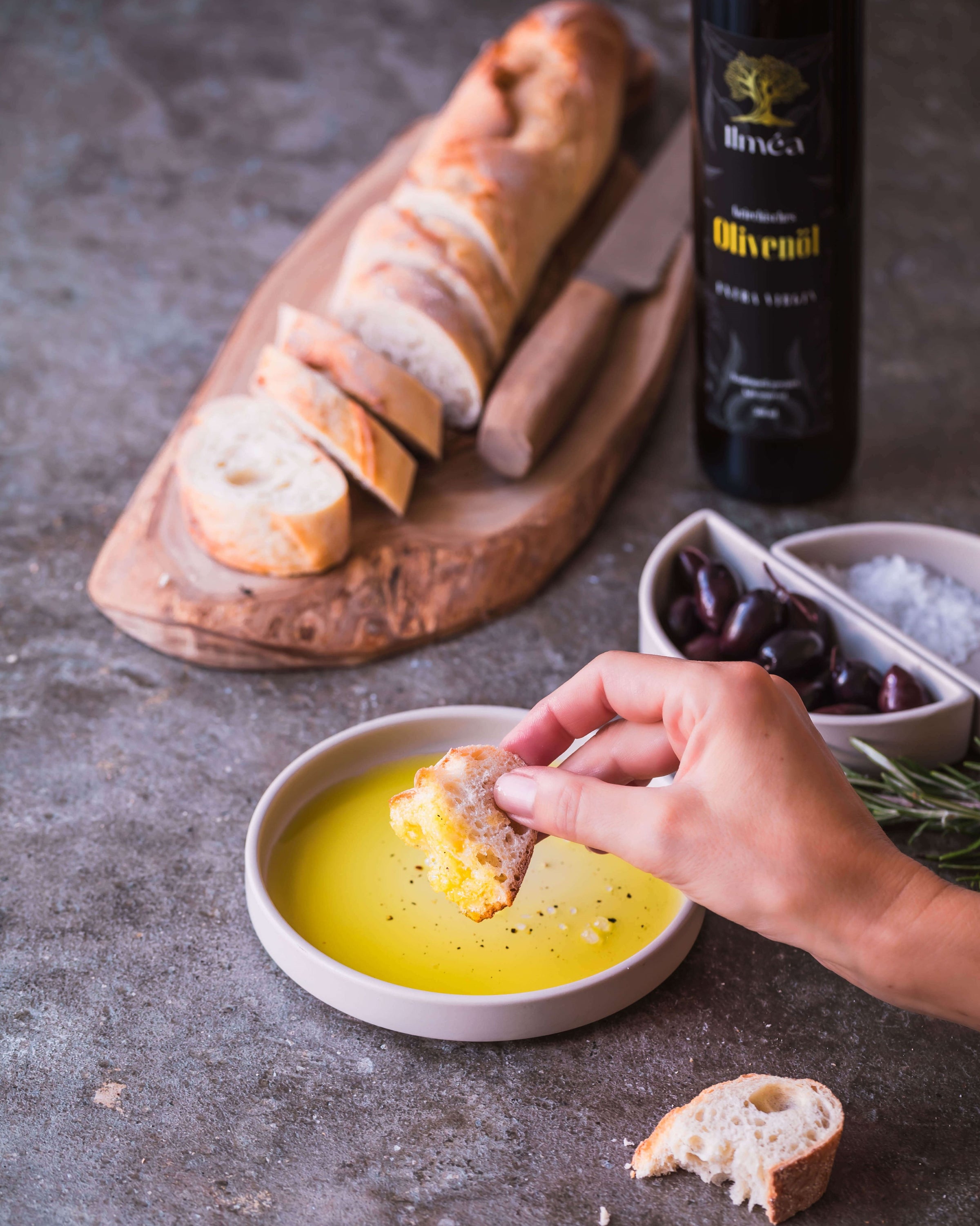 Olivenoel_Degustation_Schweiz_Ilmea_Oelschale_Brot